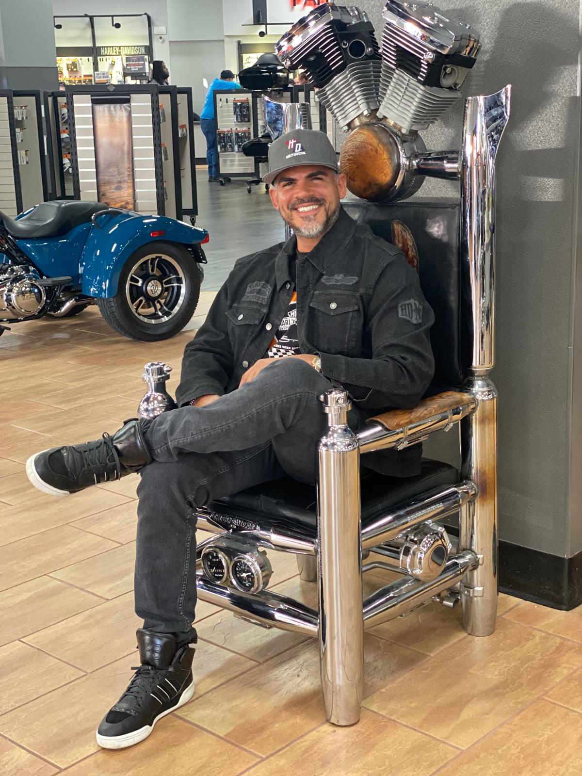 Giuliano Gómez Correa, founder of VTWIN BIKERS, at a Harley-Davidson dealer
